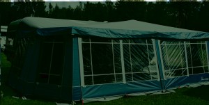 Husvagn med torgskräcks-förtält