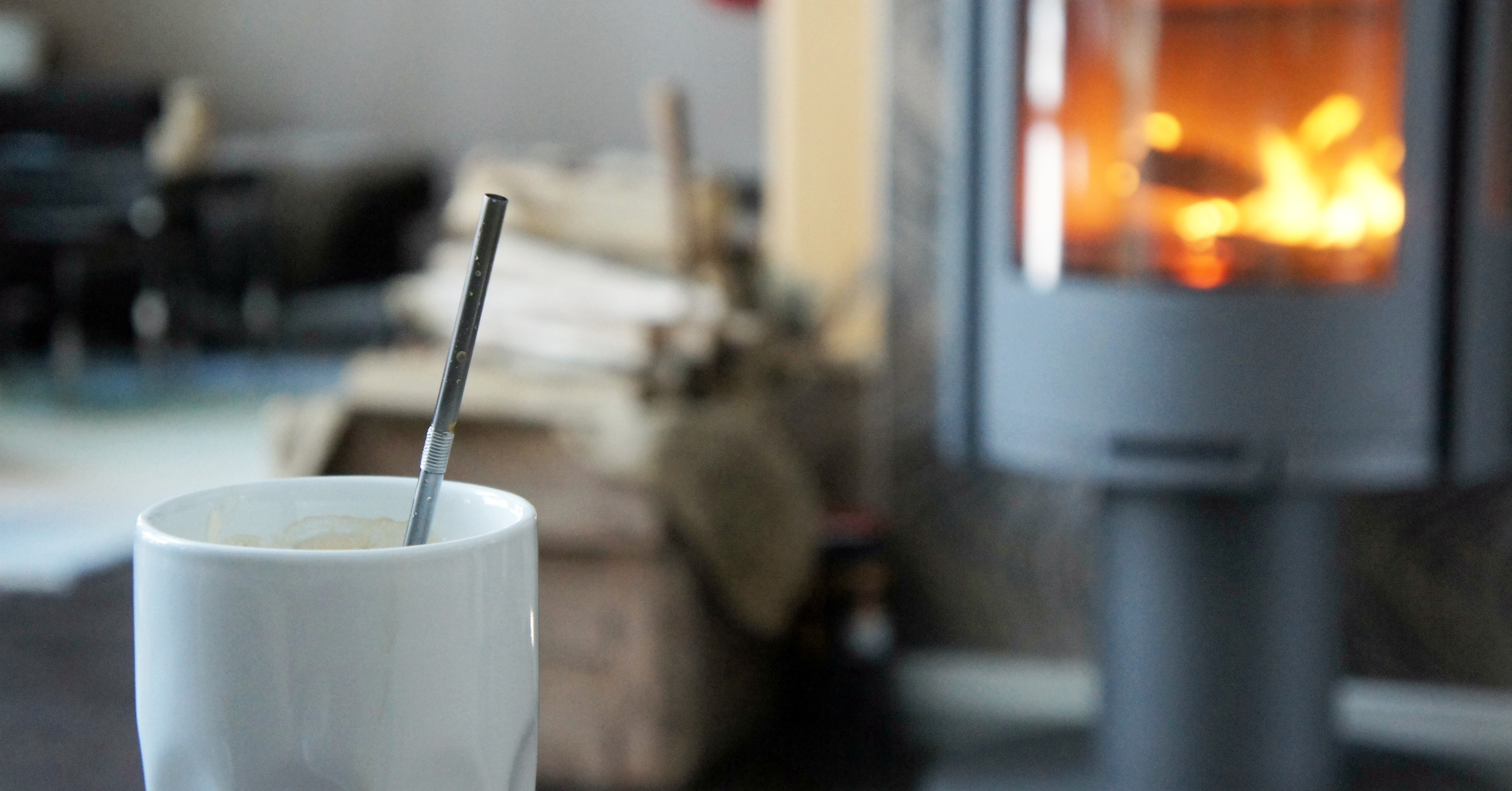 Irish coffee framför brasan en kall vinterdag.