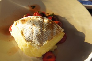 Grillad Brie på jordgubbssalsa