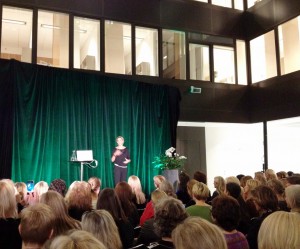 En vansinnigt dålig telefonbild, men visar den lite typiska Emma leende och med engagerade gester