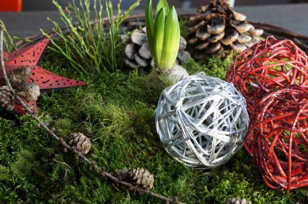 Adventsarrangemang, korg och stjärna från numera nedlagd handelsträdgård, bollar från IKEA, kottar från Italien