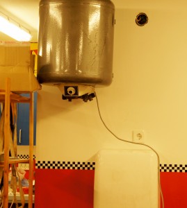 Värmepumpen till den vattenburna golvvärmen är installerad och igång. Varmvattenberedaren är monterad.