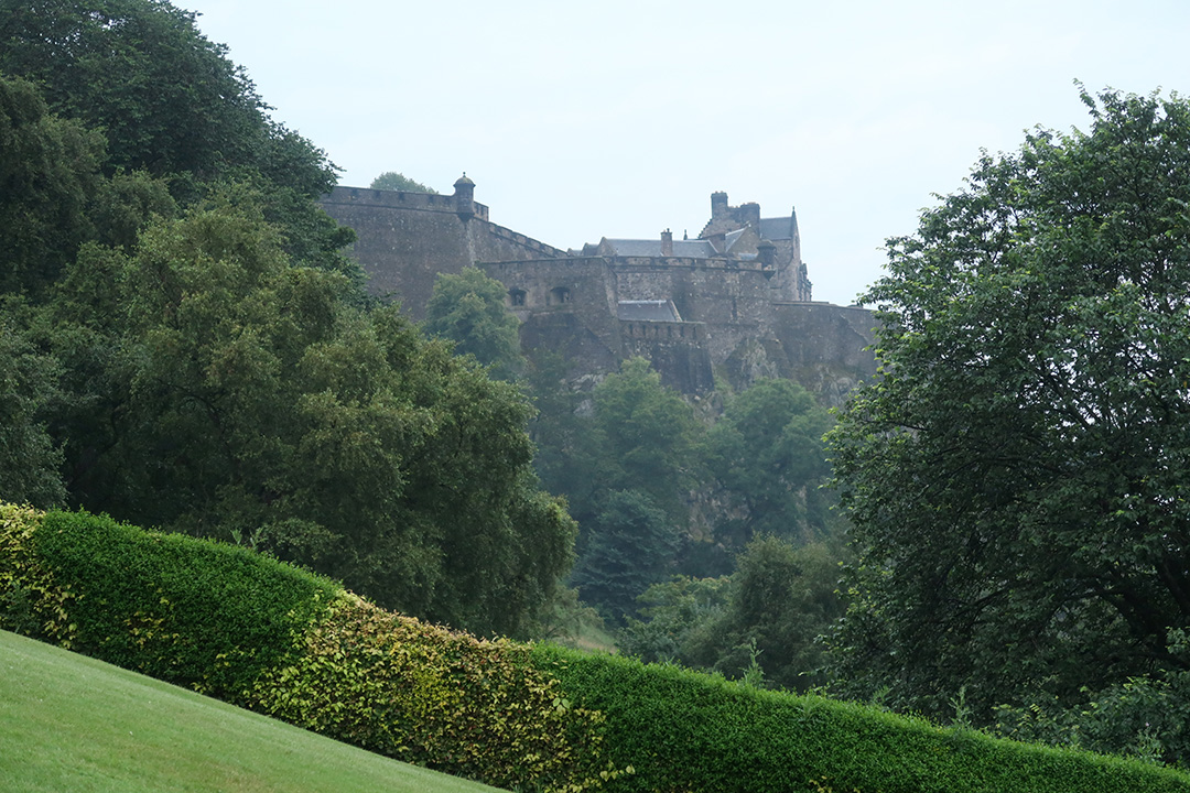 Edinburgh Castel ligger vackert där uppe på höjden.