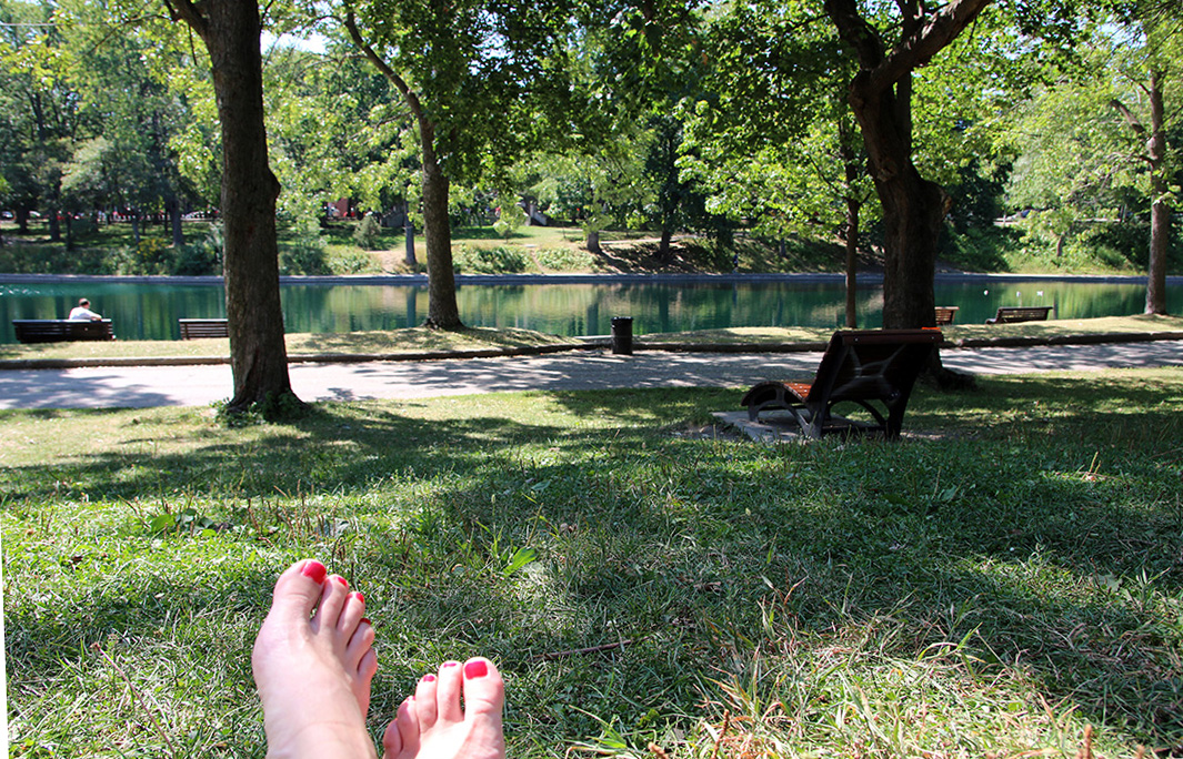 Jag slog mig ner i gräset i parken La Fontaine för en avkopplande dag!