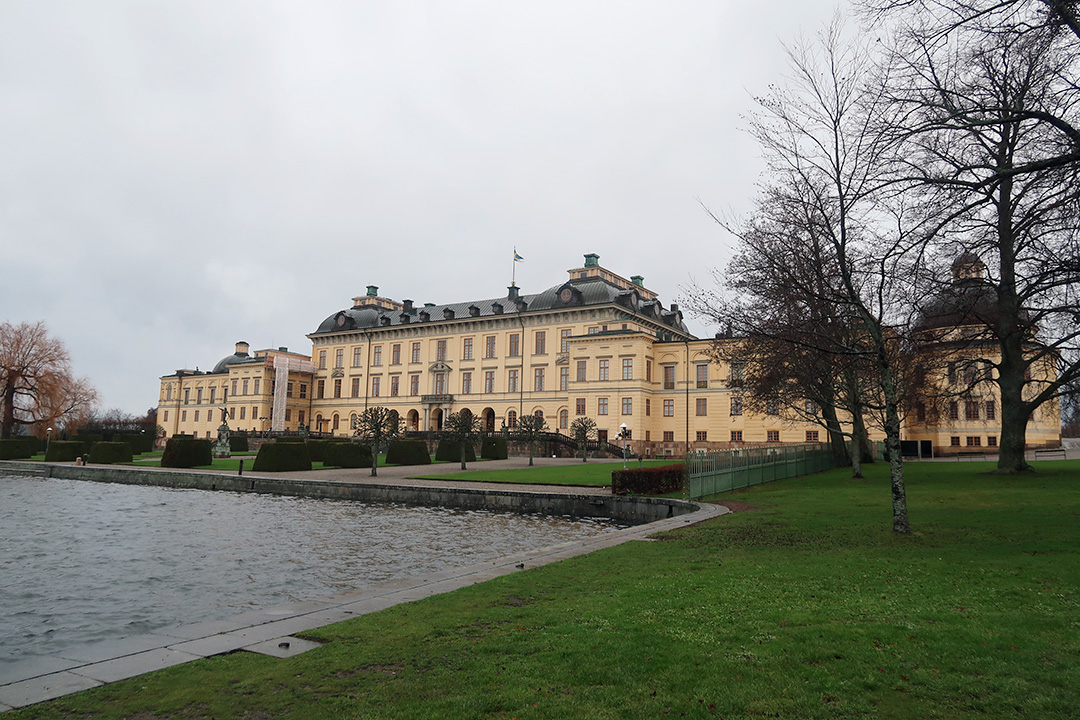 Det kungliga slottet Drottningholm vackert även en gråmulen dag.