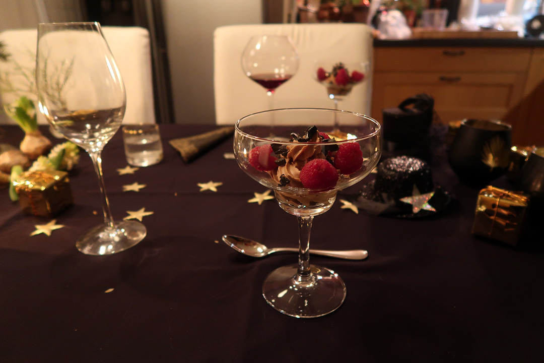 Lakritsfluff och färska hallon till dessert på nyårsaftonens middag
