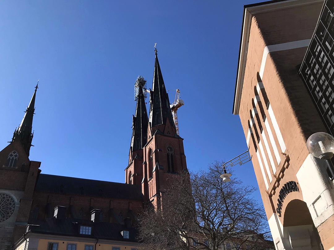 Uppsala Domkyrka ligger precis intill Saluhallen