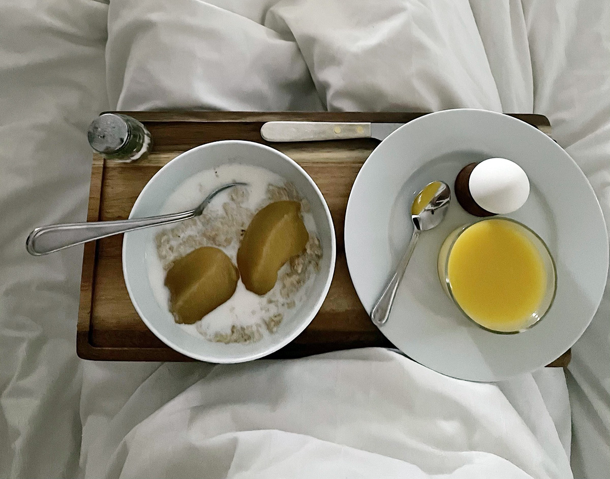 Ettårsjubileum startade med frukost på sängen
