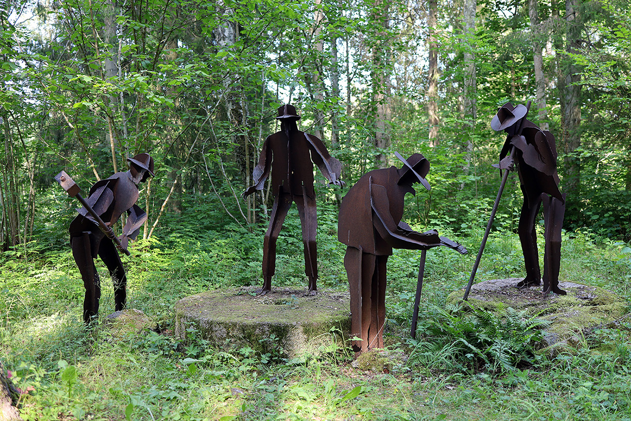 Lugnås Qvarnstensgruva - spännande historia här med plåtgubbar som symboliserade arbetet