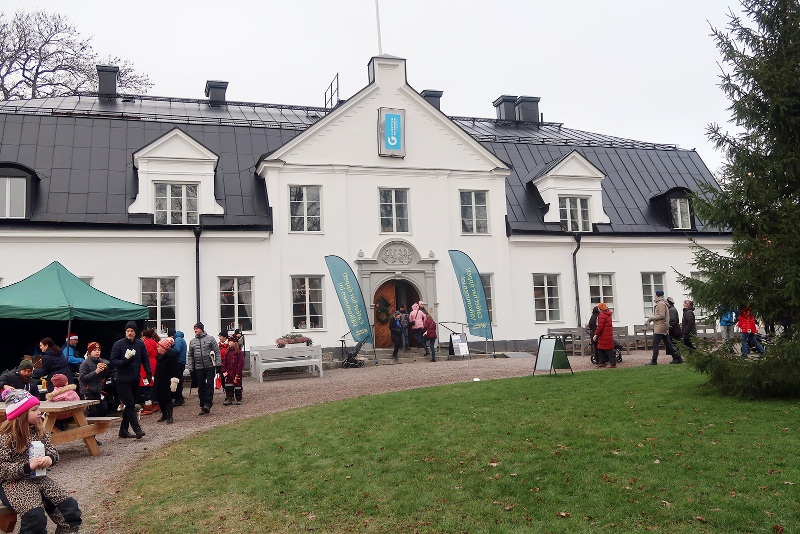 Hammarskogs herrgård bjöd på julmarknad 