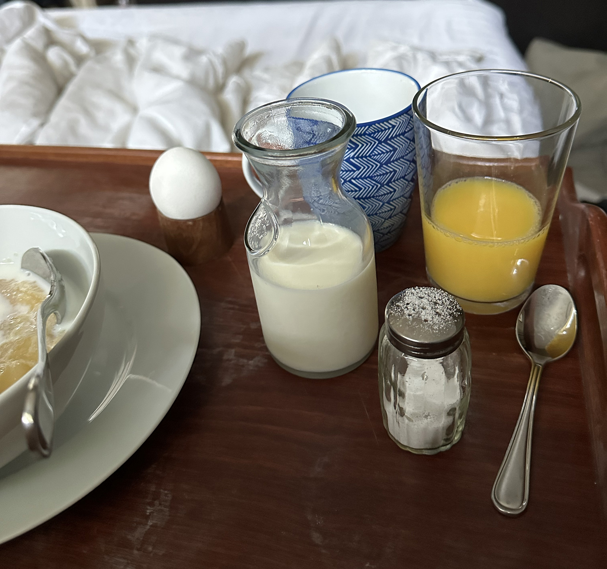 sovmorgon och frukost på sängen