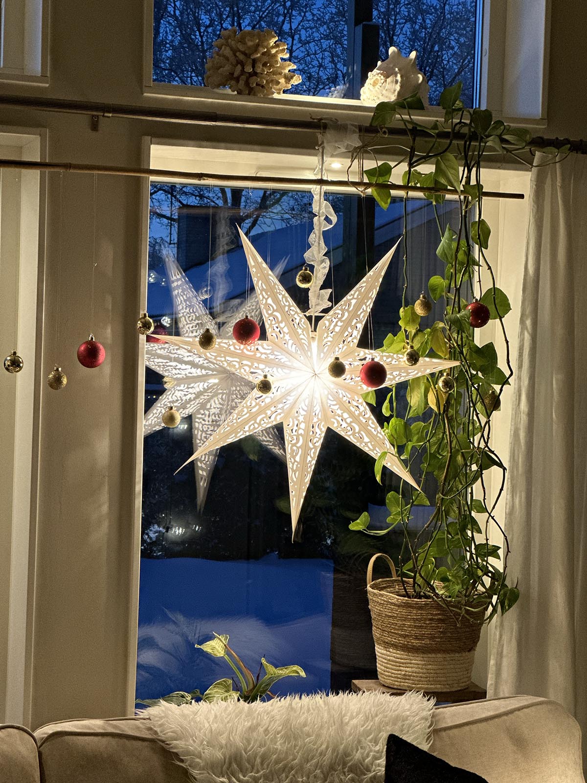Julkulor i fönstret 