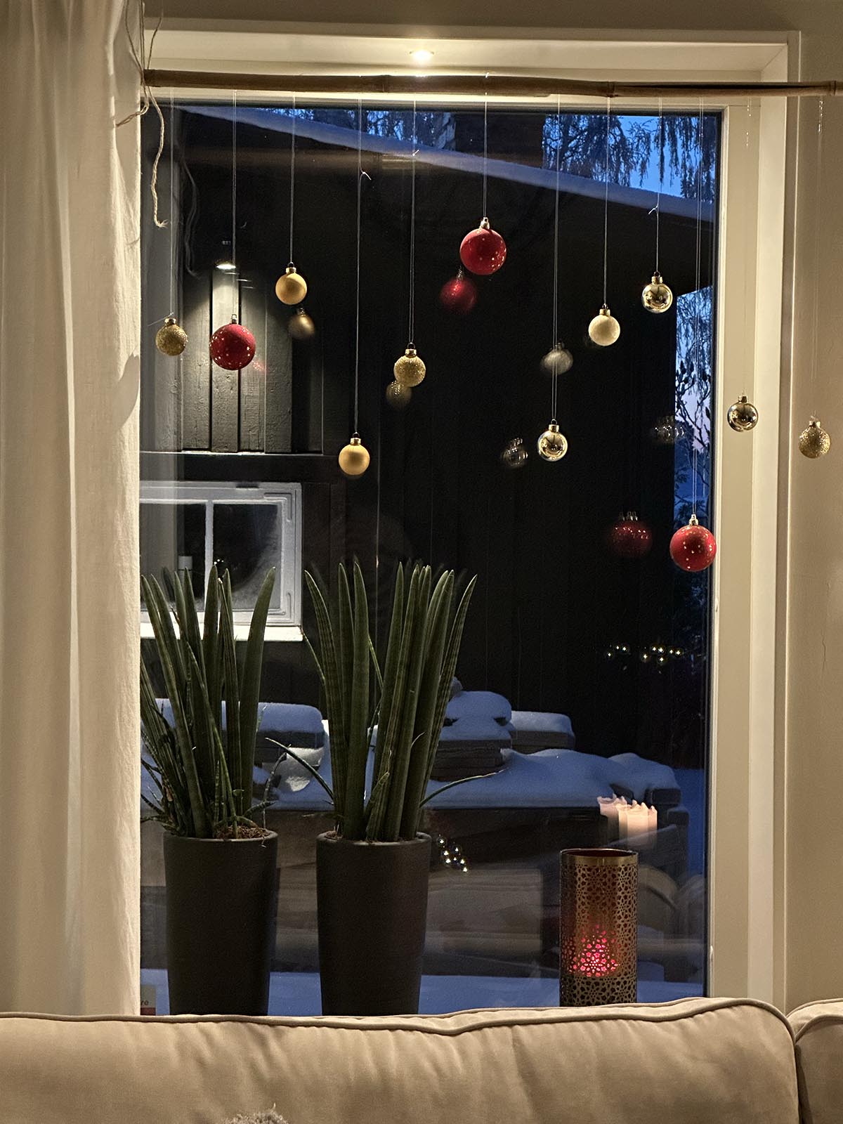 Julkulor i fönstret 