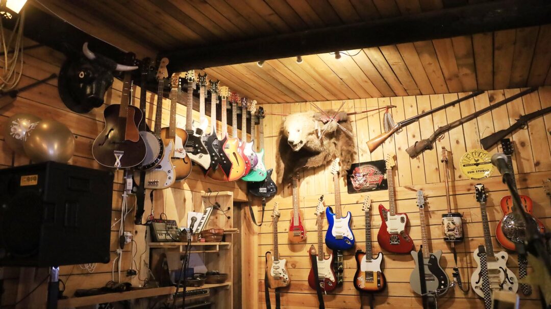 Saloon Instruments LERKULAN SALOON I VÄSTMANLÄNDSKA SKOGEN - Gott för själen