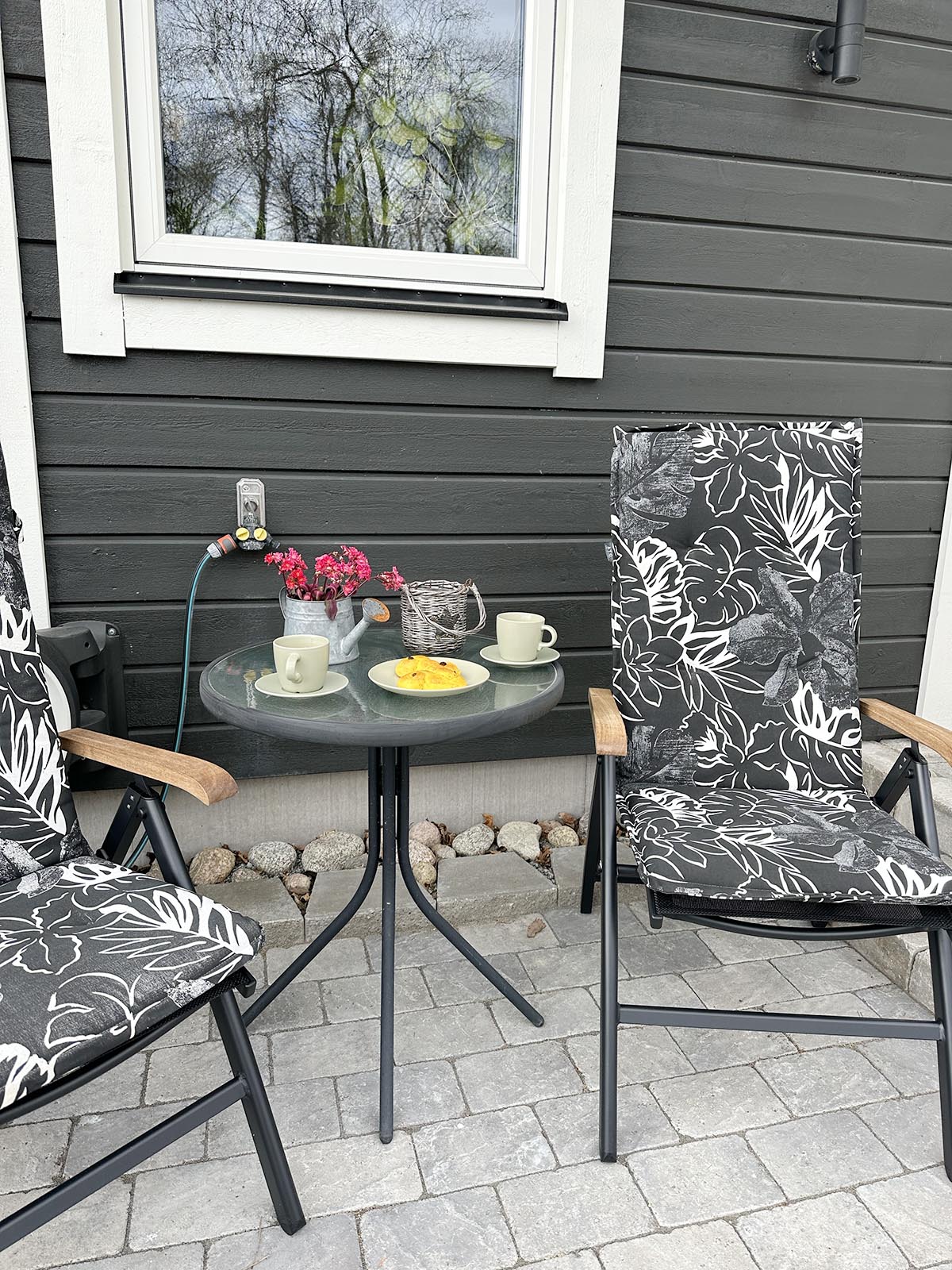 fikapaus i trädgårdsarbetet