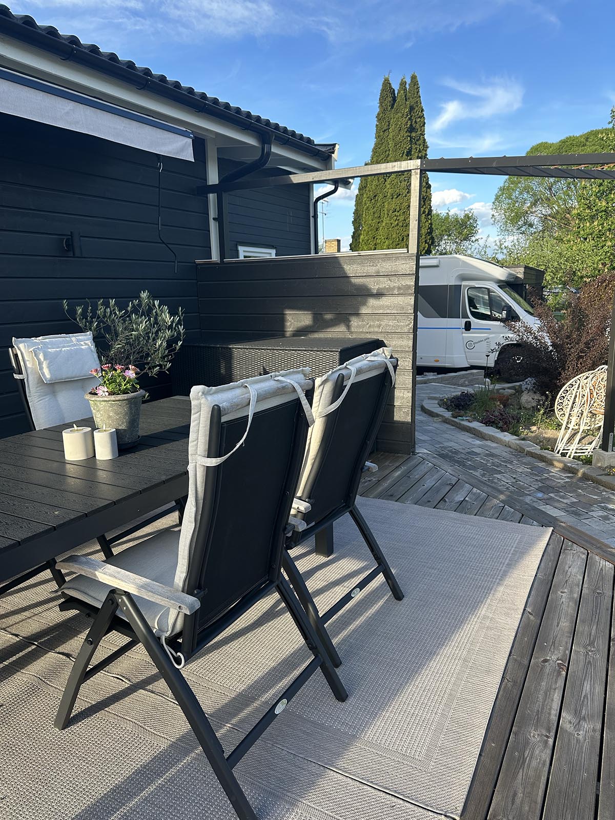 trädäcket är laddat för utesäsongen