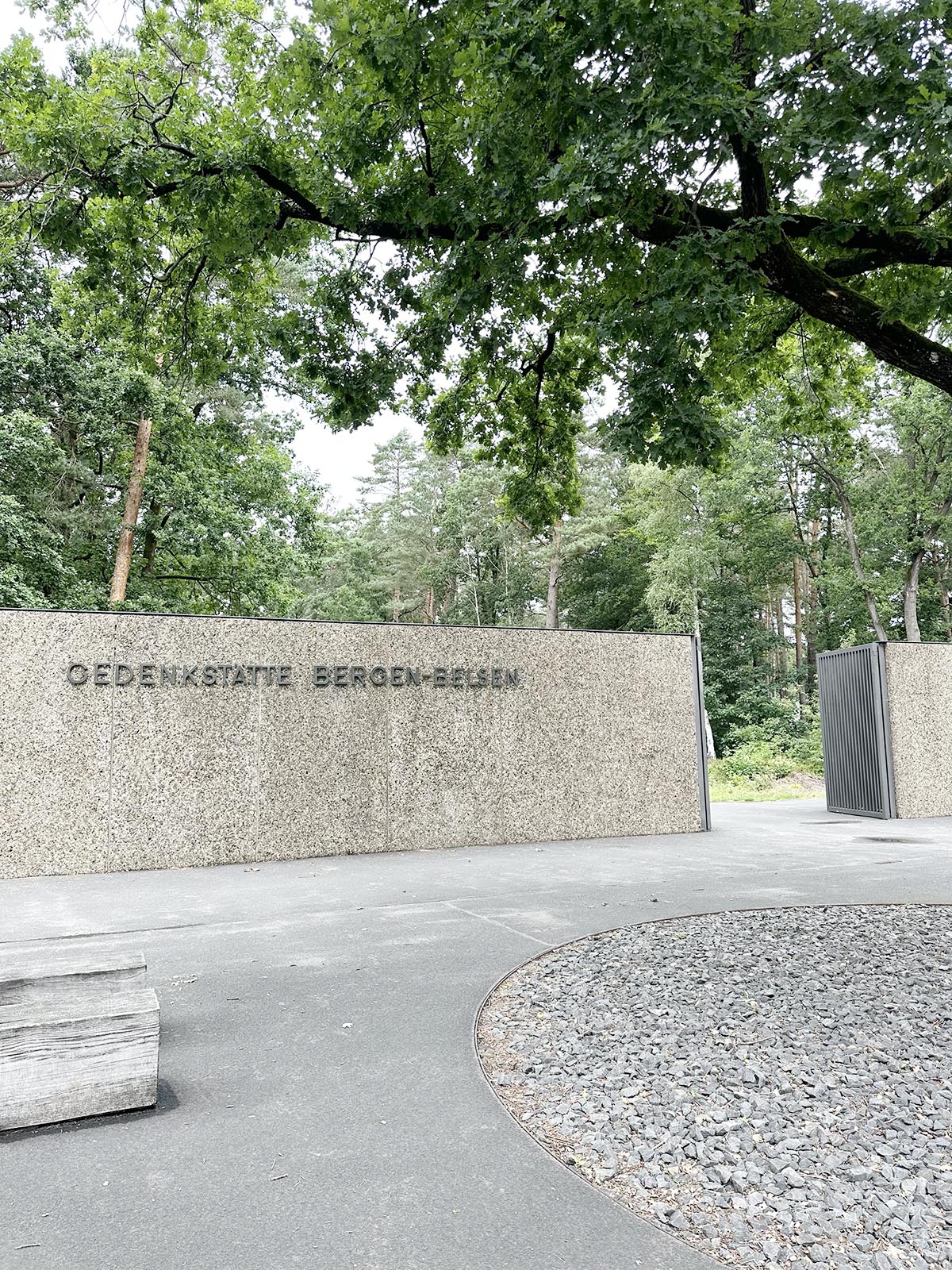 besöka koncentrationsläger