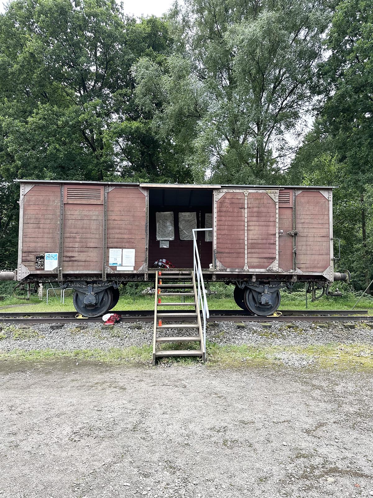 besöka koncentrationsläger