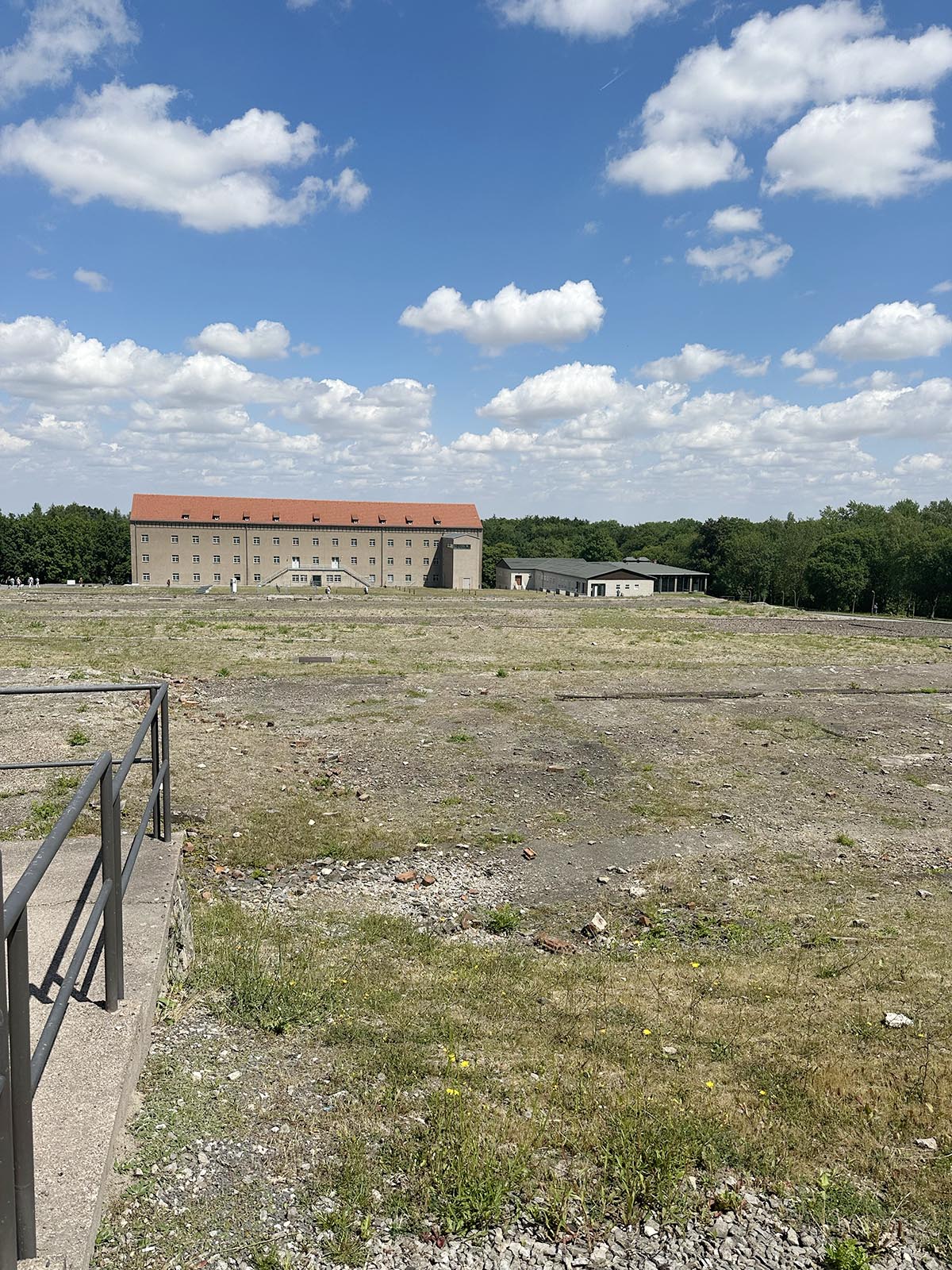 besöka koncentrationsläger