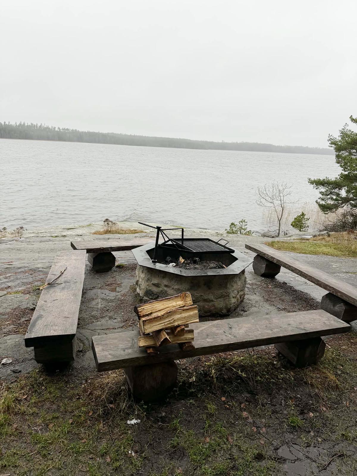 vandringstur med regnet hängande i luften