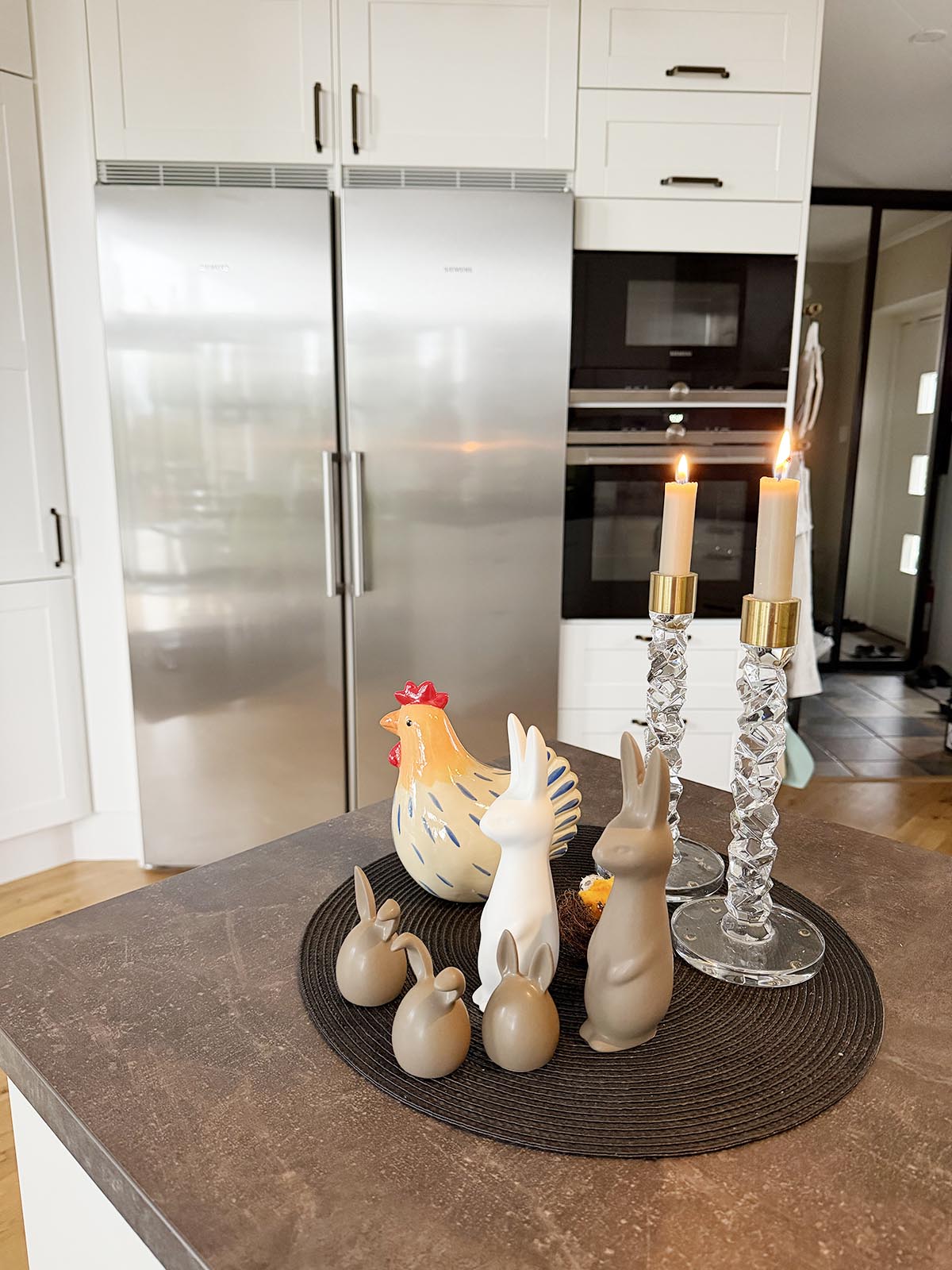 påskpynt på köksön