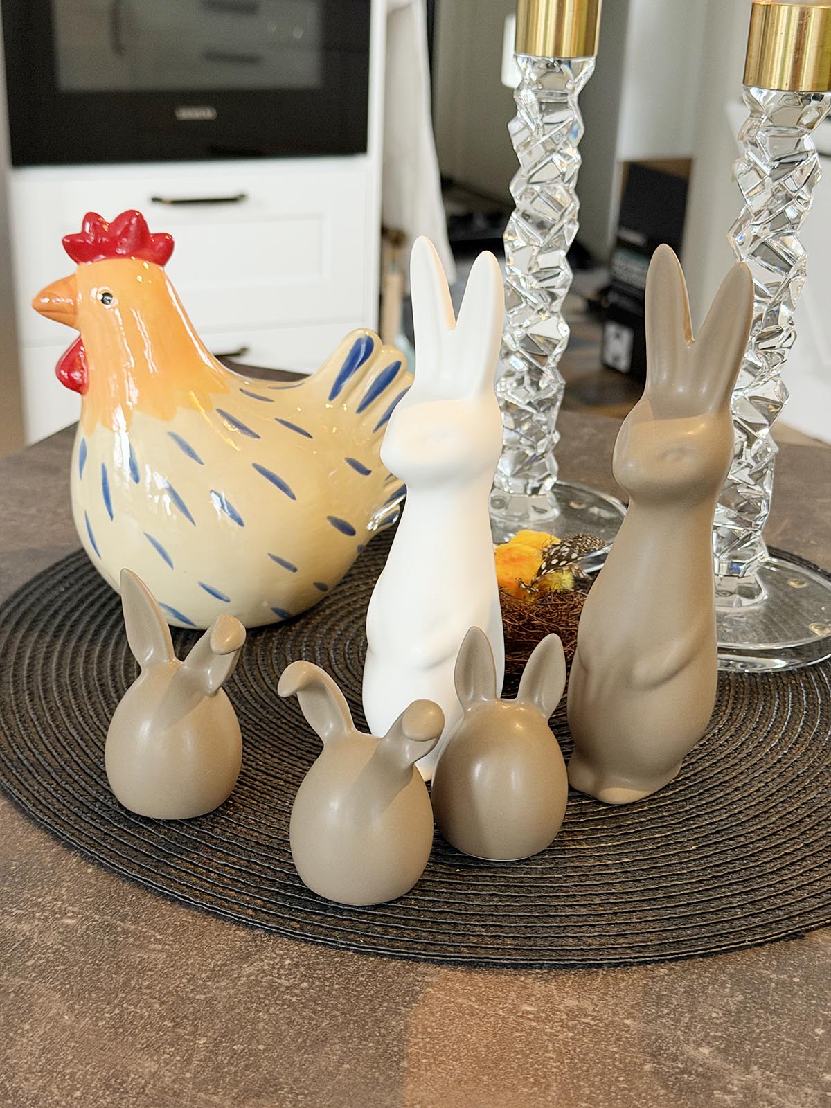 påskpynt på köksön